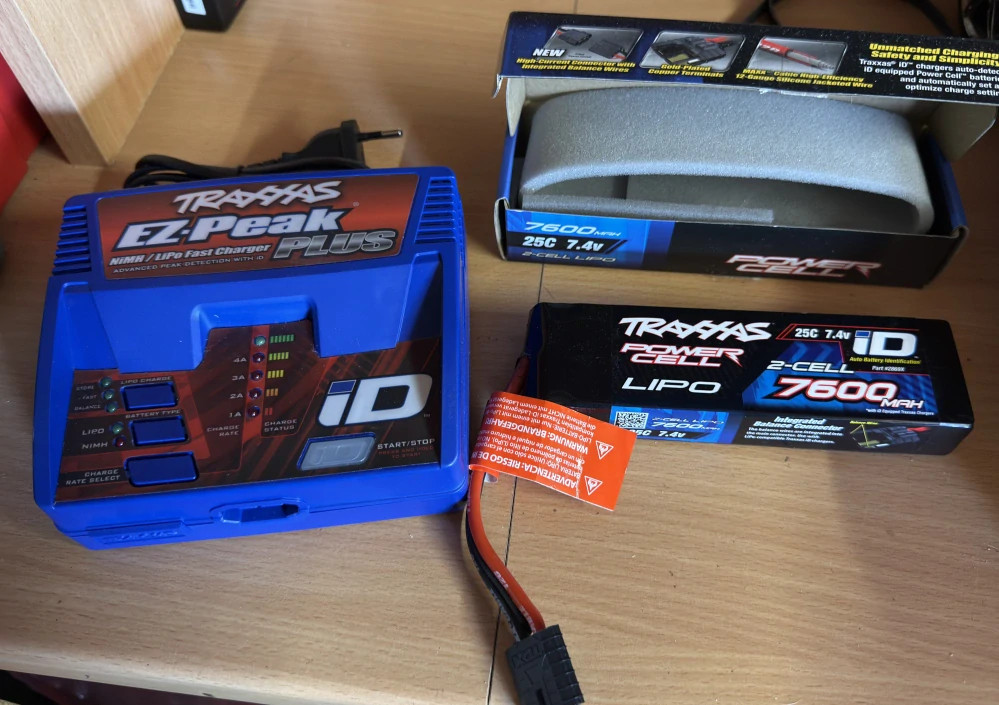 BAZAR nová lipo baterie Traxxas 7,4V 2S 7600mAh + nabíječ EZ-Peak Plus
