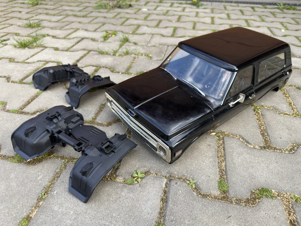 ZÁNOVNÍ - Traxxas bezsponková karosérie Chevrolet Blazer 1969-1970 + interiér + BLATNÍKY