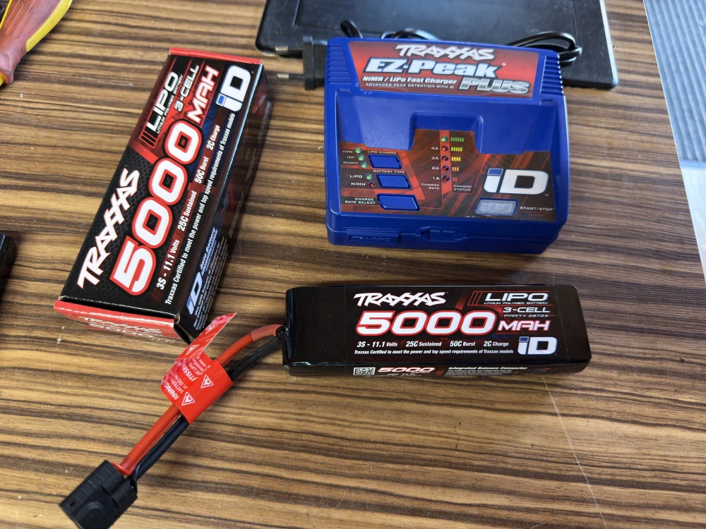 BAZAR nová lipo baterie Traxxas 11.1V 5000mAh 25C iD + nabíječ EZ-Peak Plus