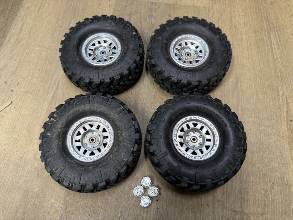 ZÁNOVNÍ - pneu Nitto Grapplet MT 1.9" + beadlock disky Axial 120x42mm