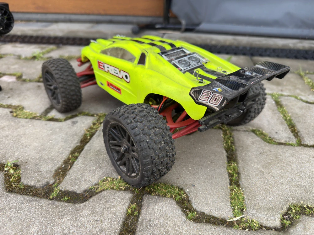 BAZAR TRAXXAS E-REVO 1/16 VXL Brushless v tuningu