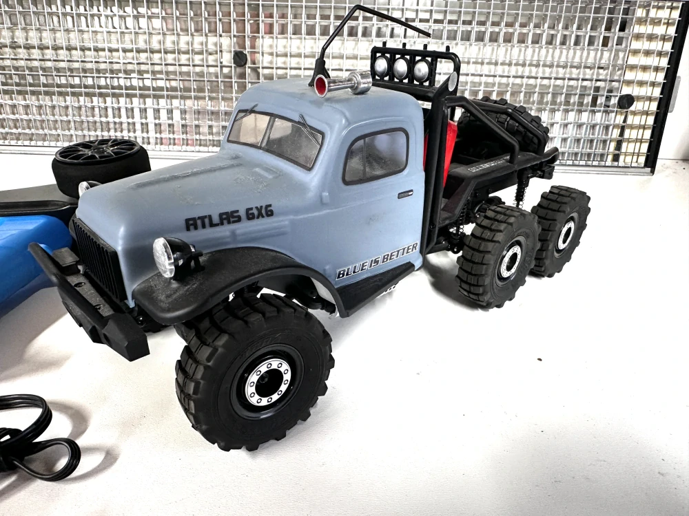 ROZBALENO - FMS 1:18 Atlas 6x6 RTR (modrý)