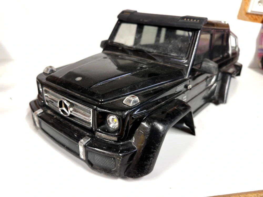 BAZAR osvětlená Traxxas karosérie Mercedes-Benz G 63 černá + LED osvětlení