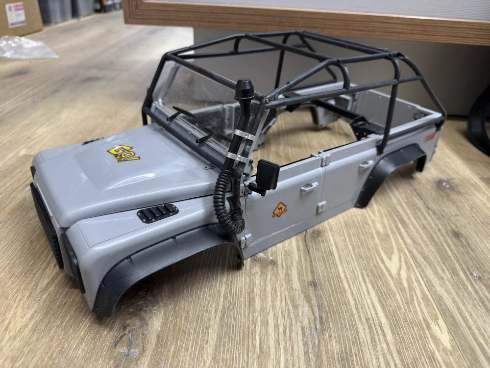 ZÁNOVNÍ - ABS karoserie Land Rover Defender 324mm