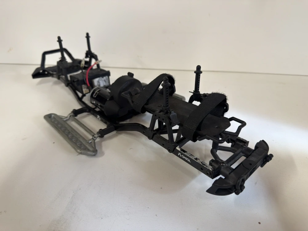 BAZAR kompletní šasí SCX10 + převodovka + motor