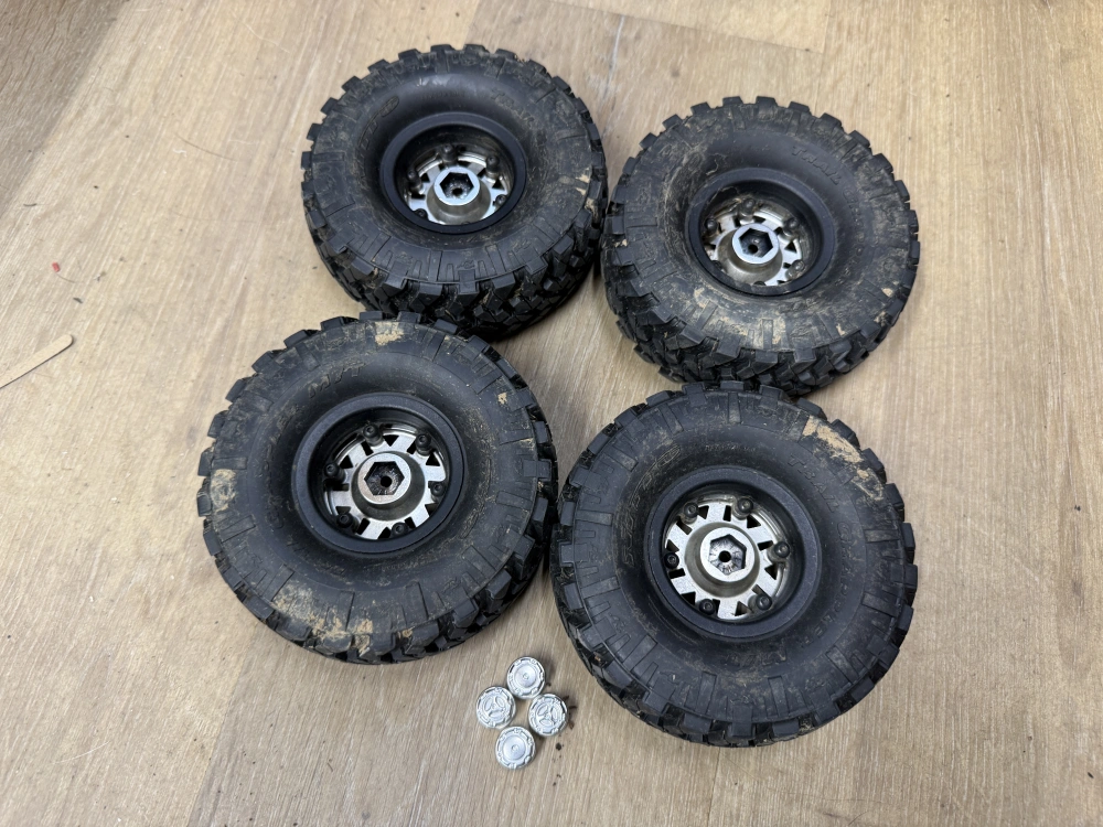 ZÁNOVNÍ - pneu Nitto Grapplet MT 1.9" + beadlock disky Axial 120x42mm