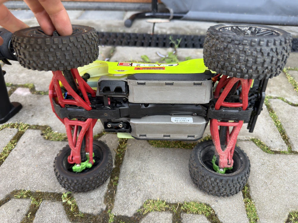 BAZAR TRAXXAS E-REVO 1/16 VXL Brushless v tuningu