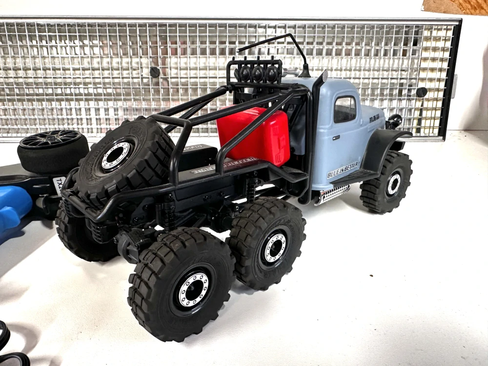 ROZBALENO - FMS 1:18 Atlas 6x6 RTR (modrý)