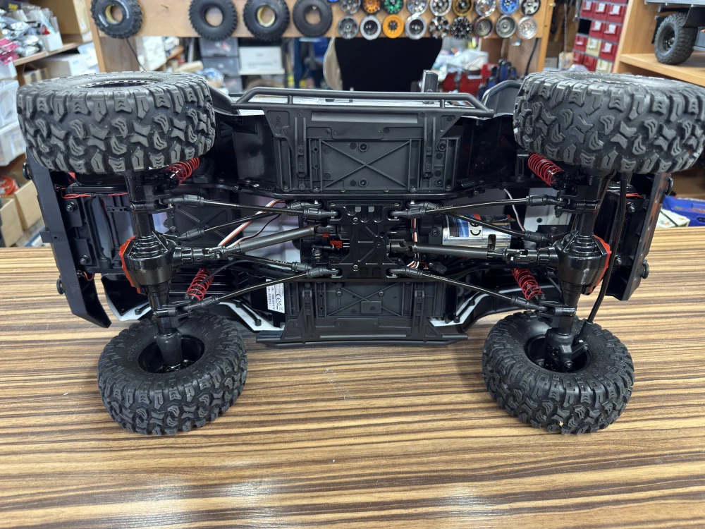 RC Jeep Founder 1/8 expedice