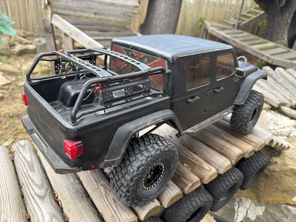 BAZAR Axial SCX10 III Jeep JT Gladiator1:10 4WD v tuningu