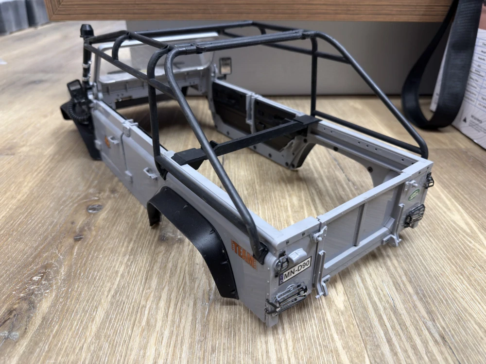 ZÁNOVNÍ - ABS karoserie Land Rover Defender 324mm