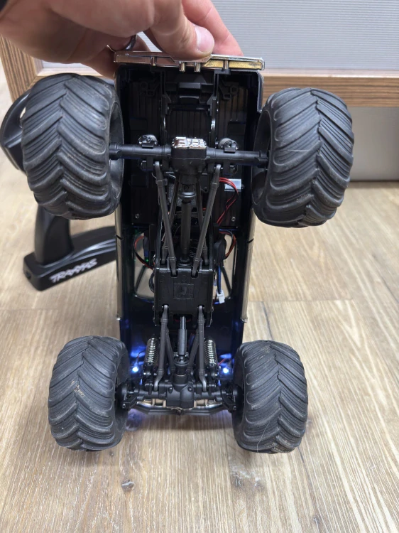 ZÁNOVNÍ Traxxas TRX-4MT Chevrolet K10 1979 v tuningu - střídavý pohon