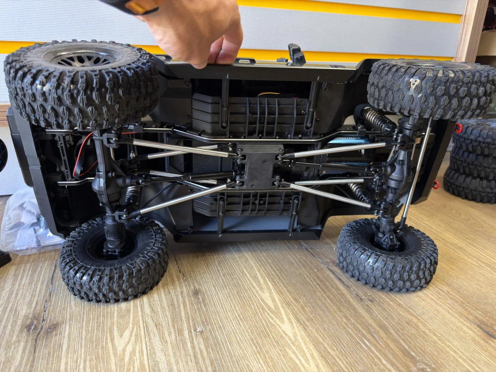 ROZBALENO Yikong 212 Crawler 1:8 2.4GHz RTR + lepší servo