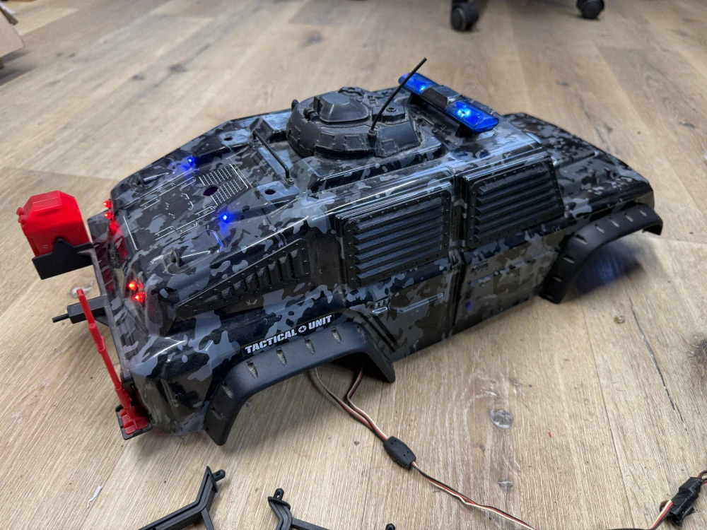 BAZAR Traxxas kompletní osvětlená karosérie Tactical TRX-4