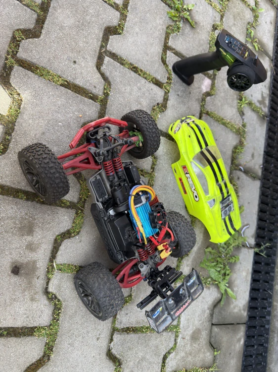 BAZAR TRAXXAS E-REVO 1/16 VXL Brushless v tuningu