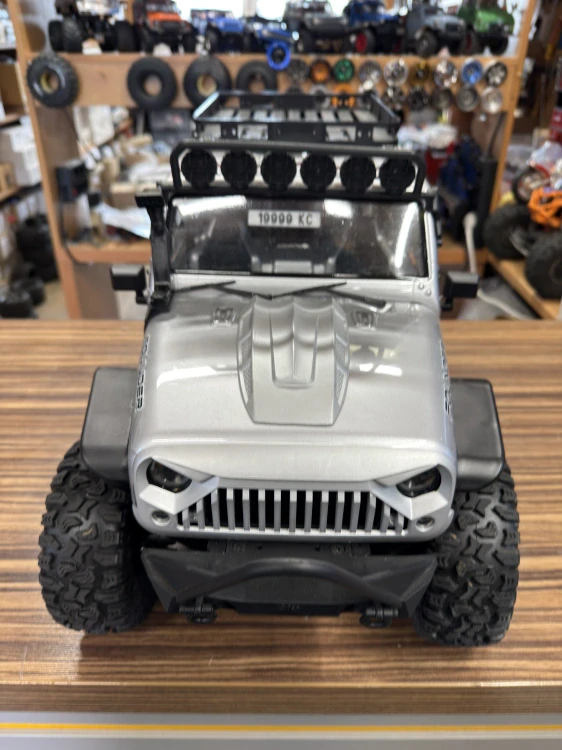 RC Jeep Founder 1/8 expedice