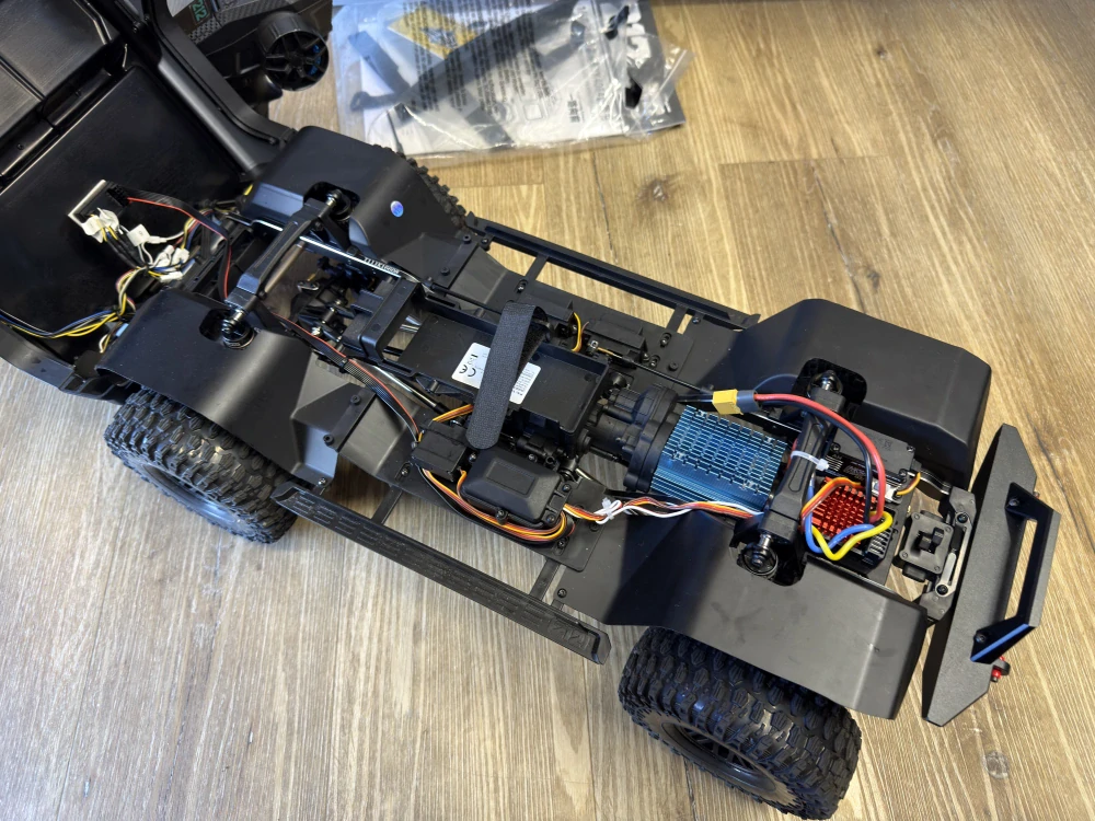 ROZBALENO Yikong 212 Crawler 1:8 2.4GHz RTR + lepší servo