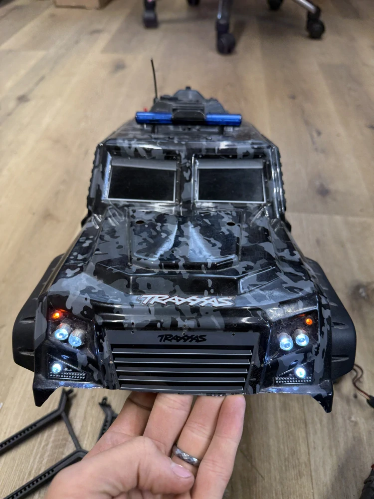 BAZAR Traxxas kompletní osvětlená karosérie Tactical TRX-4