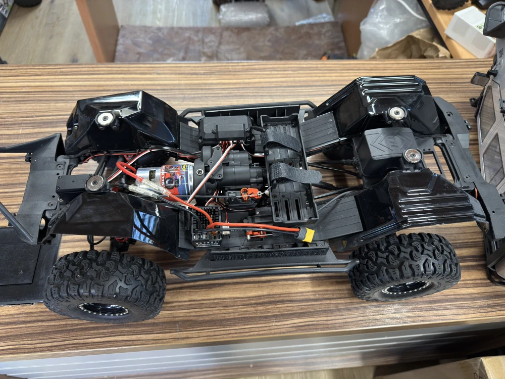 RC Jeep Founder 1/8 expedice