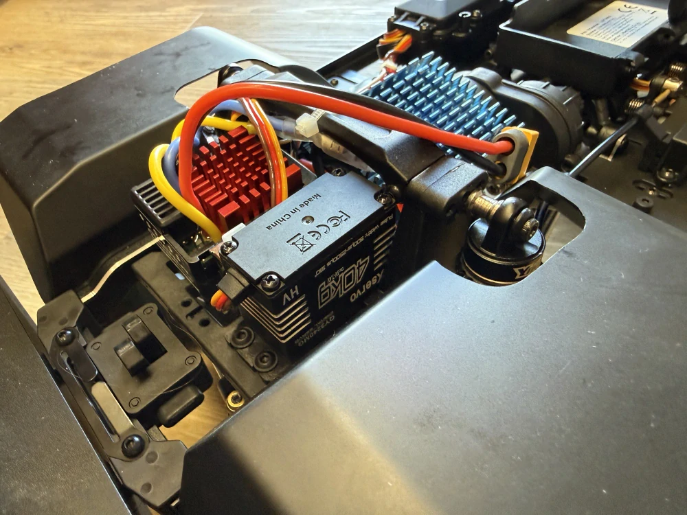 ROZBALENO Yikong 212 Crawler 1:8 2.4GHz RTR + lepší servo