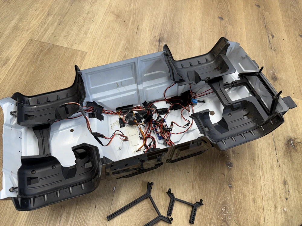 BAZAR Traxxas kompletní osvětlená karosérie Tactical TRX-4