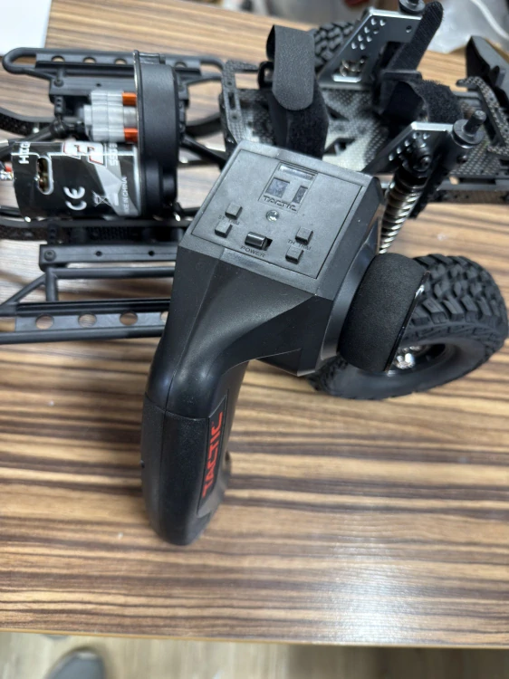 ROCK CRUISER PRO 1/10 - komplet s elektrem, Červená