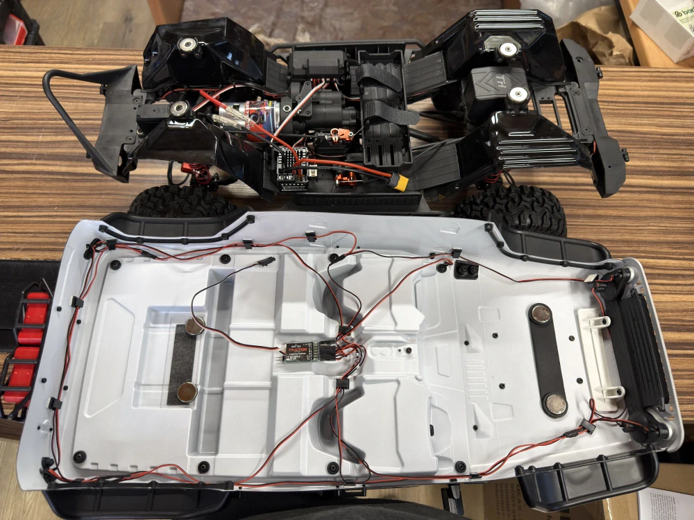 RC Jeep Founder 1/8 expedice