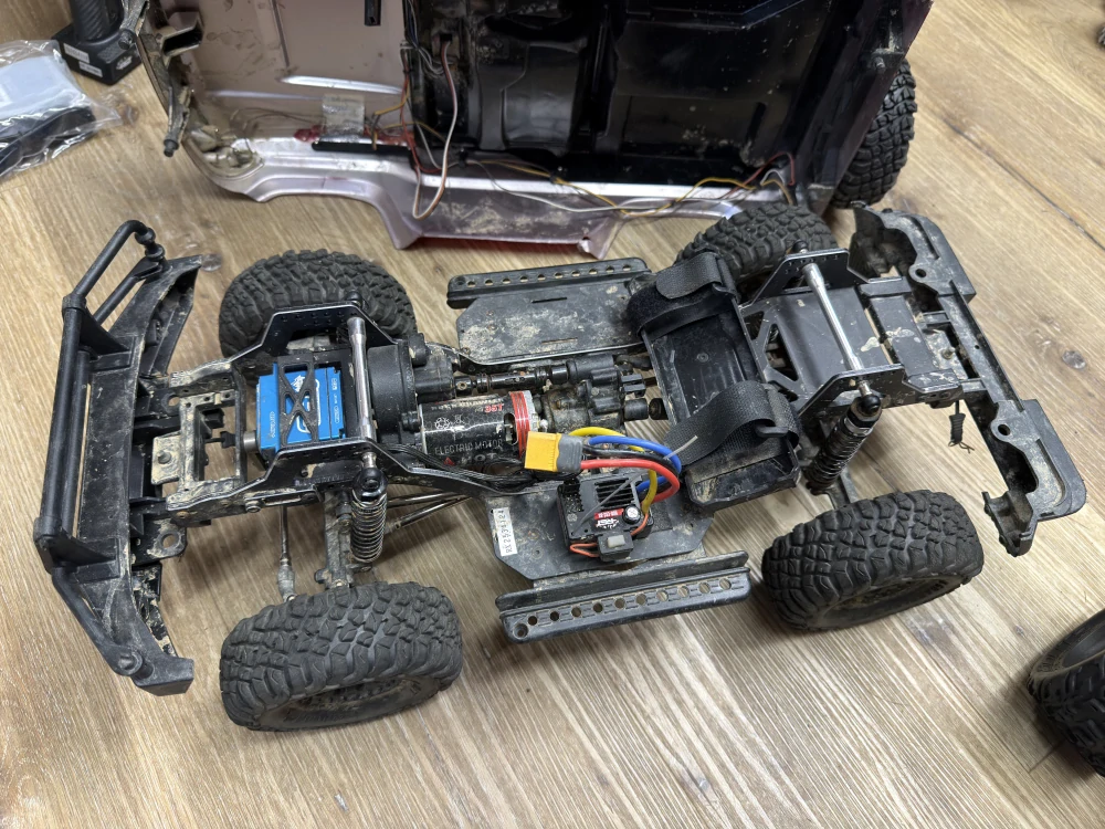 BAZAR - INTRUDER 1/10 sada 2,4GHz, Červená