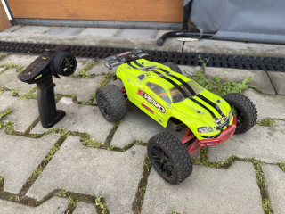 BAZAR TRAXXAS E-REVO 1/16 VXL Brushless v tuningu