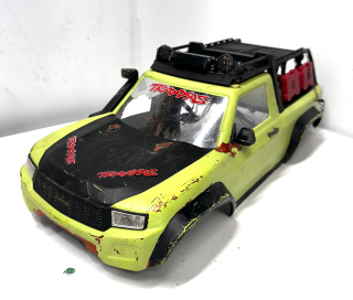 BAZAR - karoserie TRX-4 Sport s doplňky a světly